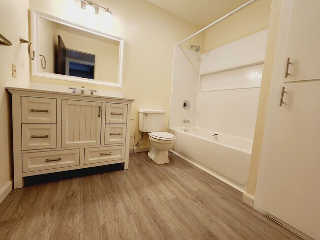 Building Photo - Fair Oaks halfplex - Available Now!