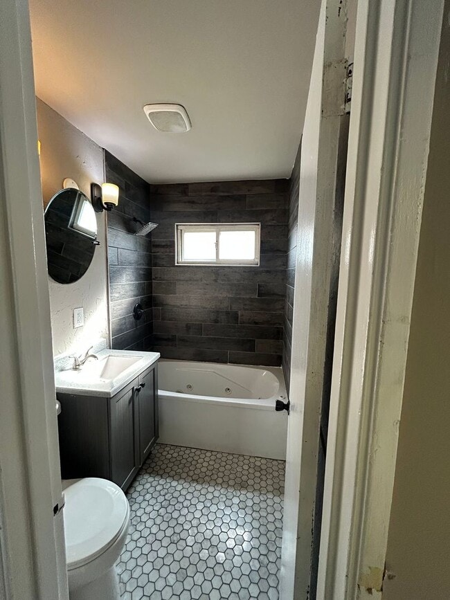 Building Photo - COZY 3 BEDROOM HOME WITH APPLIANCES