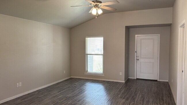 Building Photo - "Charming 3-Bed, 2-Bath Home with 1543 Sq Ft of Comfort on N Texas Ave, Lubbock!"