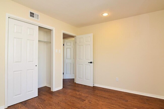 Building Photo - 3025 Walnut Bend Ln