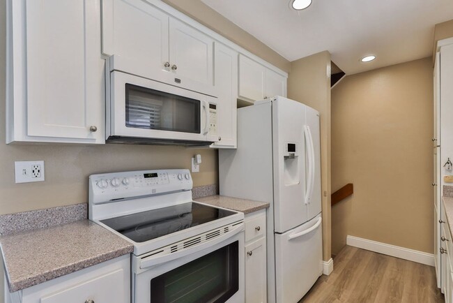 Building Photo - 8750 Villa La Jolla Dr