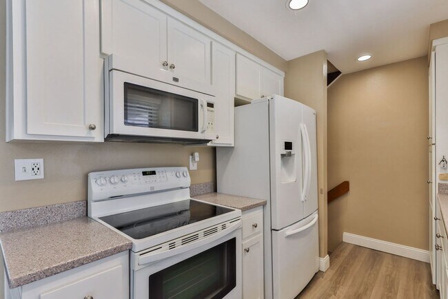 Building Photo - La Jolla Townhome with Garage & Private Deck