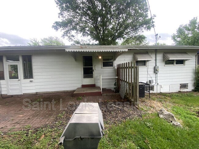 Building Photo - 2045 Thunderbird Ave