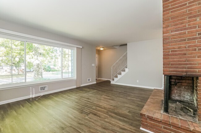 Building Photo - 298 Pineview Dr