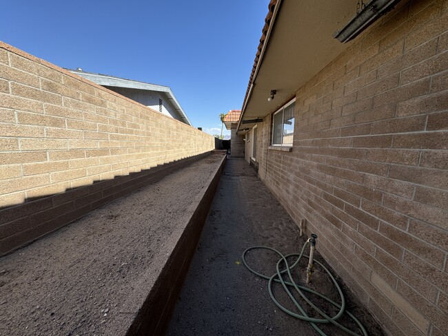 Building Photo - 1398 Tonto Dr