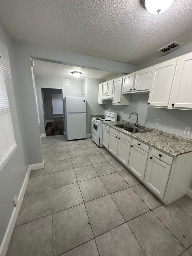 Building Photo - Fully Renovated 3/2 Single Family House Av...