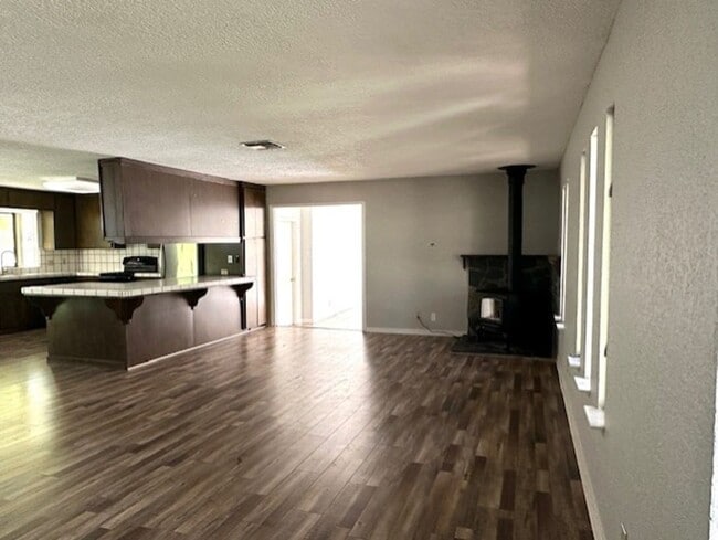 Building Photo - INCREDIBLE LOCATION!!! Quaint and Quiet and Roomy!