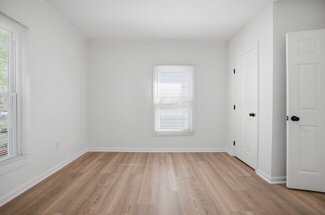 Building Photo - GORGEOUS REMODELED 1 BEDROOM APARTMENT IN HISTORIC PORT NORFOLK!