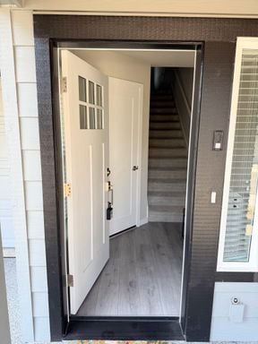 Building Photo - Stunning Tri Level 2 bed /2.5 bath Townhom...