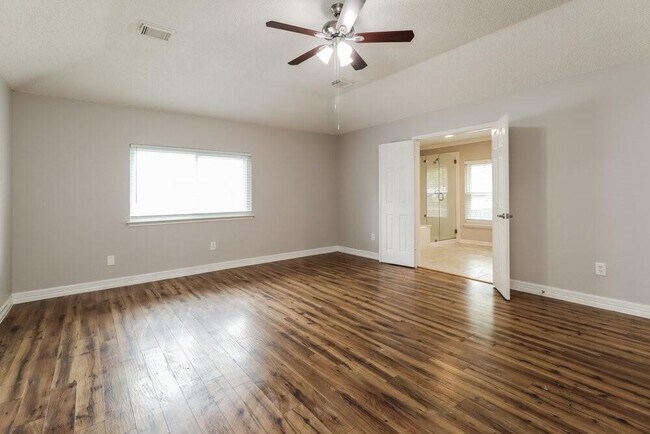 Building Photo - 4002 Ashwood Dr