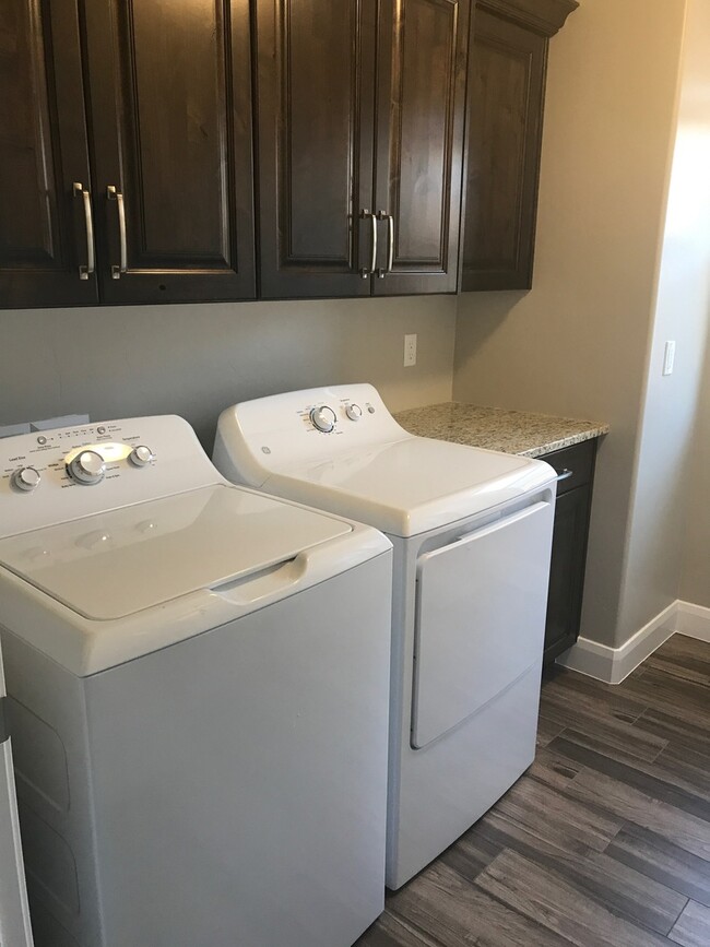 Building Photo - Townhouse In Santa Clara, Close To New Med...