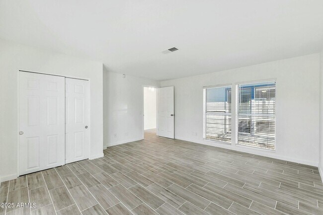 Building Photo - 3922 E Dahlia Dr