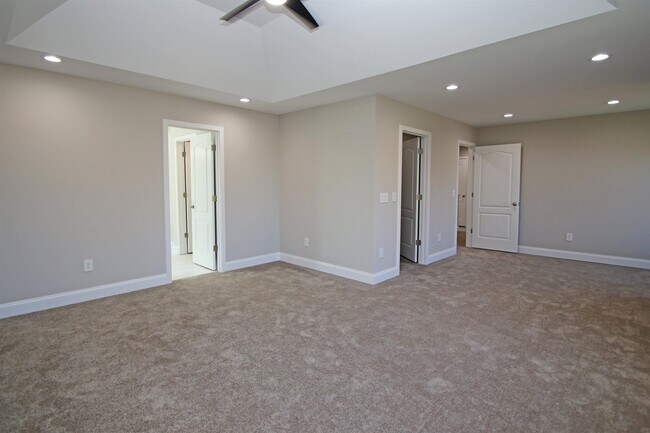 Building Photo - 2060 Willow Hill Dr
