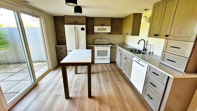 Building Photo - Beautiful Updated 2 Bed 2 Bath on Golf Course in Cherry Creek Schools