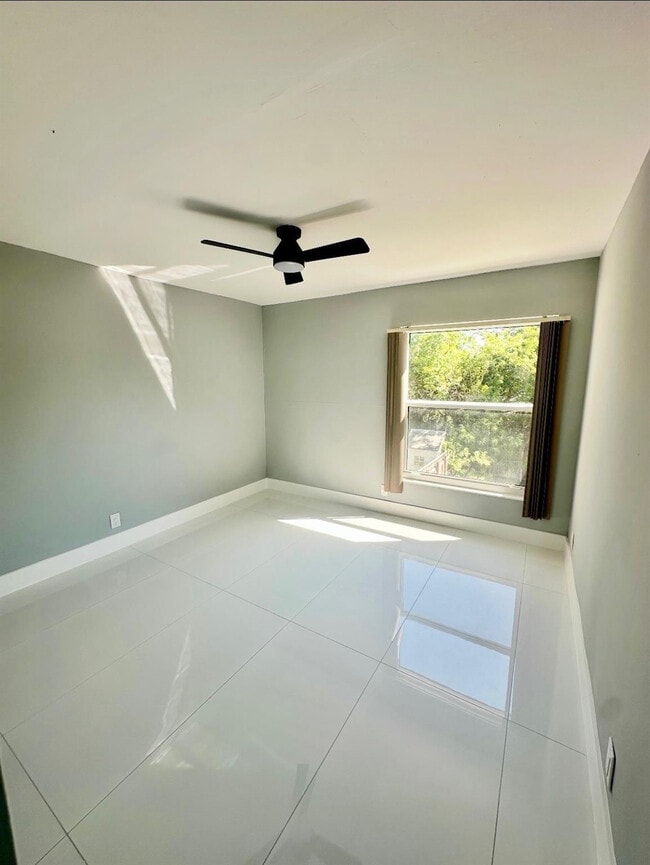 Building Photo - 320 Sunshine Dr