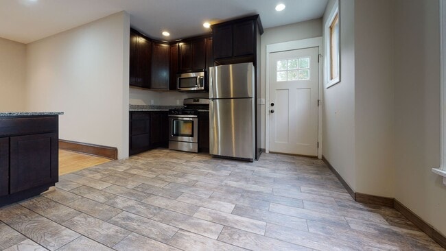 Building Photo - Affordable five bedroom house close to U o...