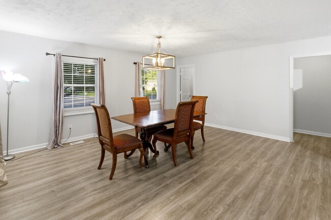 Building Photo - 607 Oakwood Ave