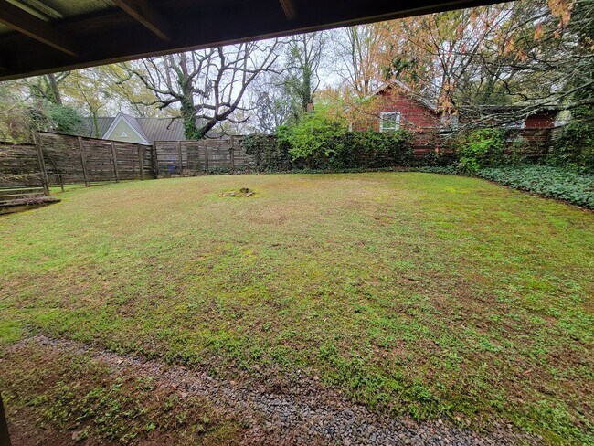 Building Photo - Spacious and newly renovated 3 bed 2 bath ...