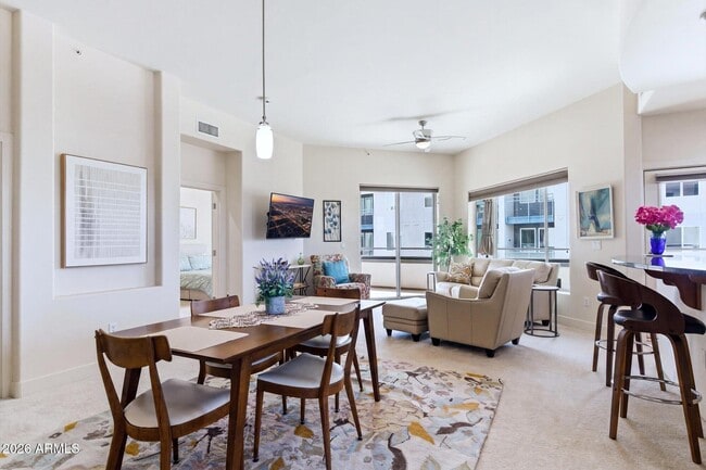 Building Photo - 945 E Playa Del Norte Dr