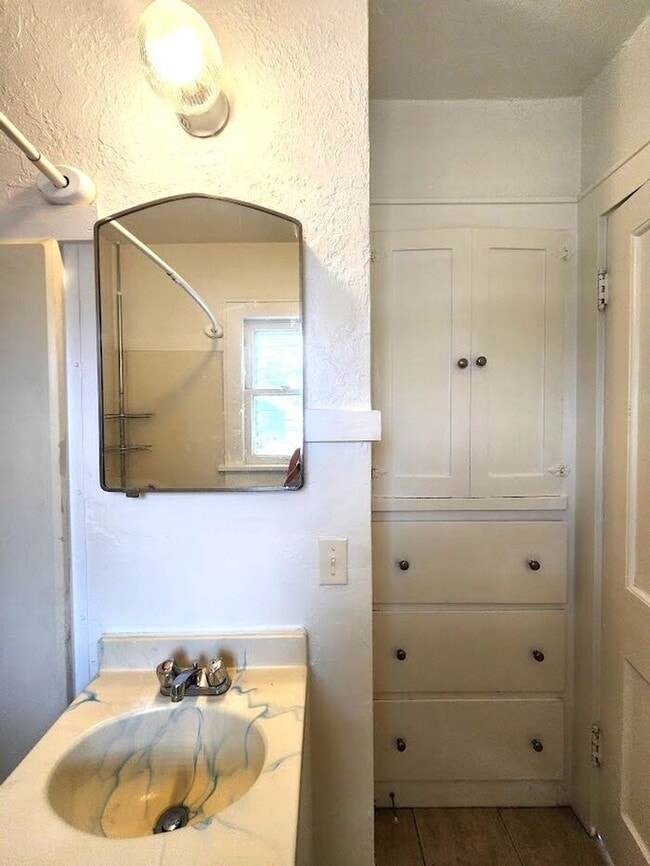 Building Photo - 1 Bed 1 Bath Upstairs Garage Apt in the Mi...