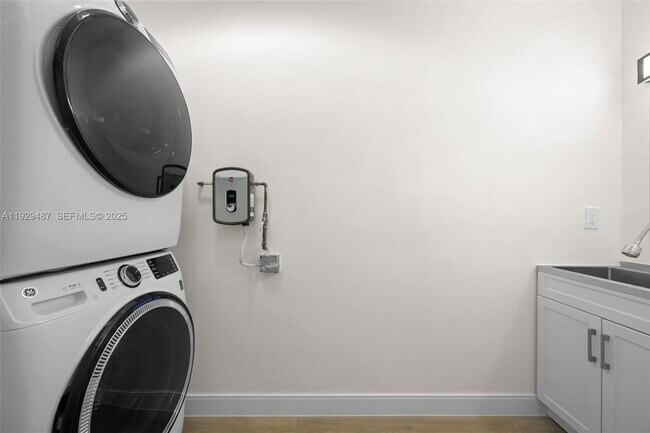 Building Photo - 7994 Crespi Blvd