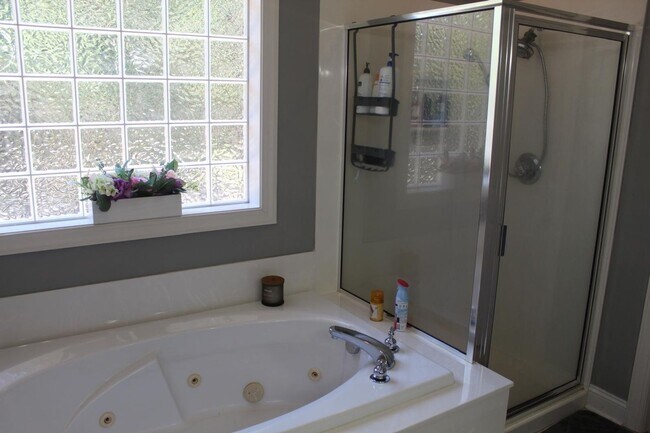 Building Photo - 4 Bedroom Single Family Home in Nashville