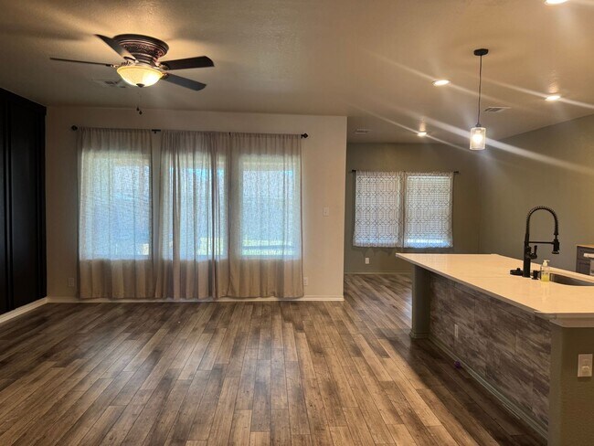 Building Photo - Meridian 4 bedroom 3.5 home ready for move...