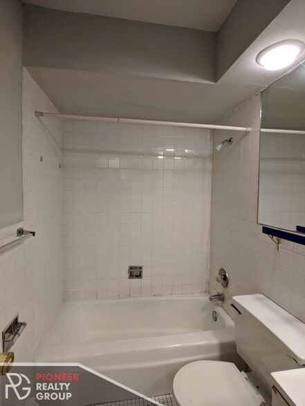 Building Photo - 502 W Briar Pl