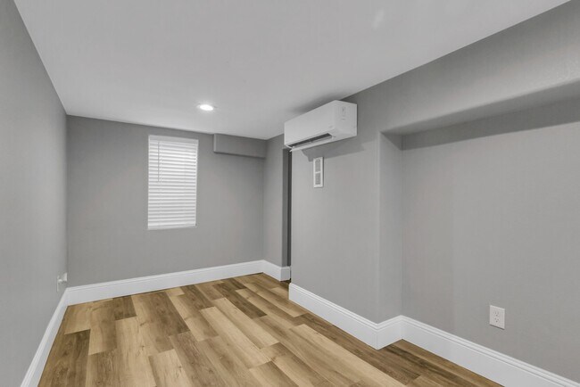 Building Photo - 1609 10th Ave