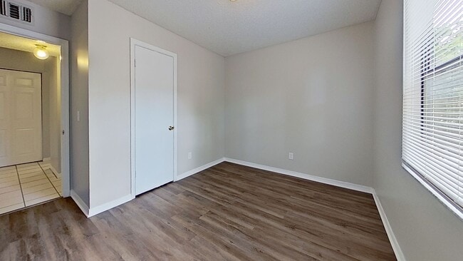 Building Photo - Desirable 2 beds/1.5 bath, first floor uni...