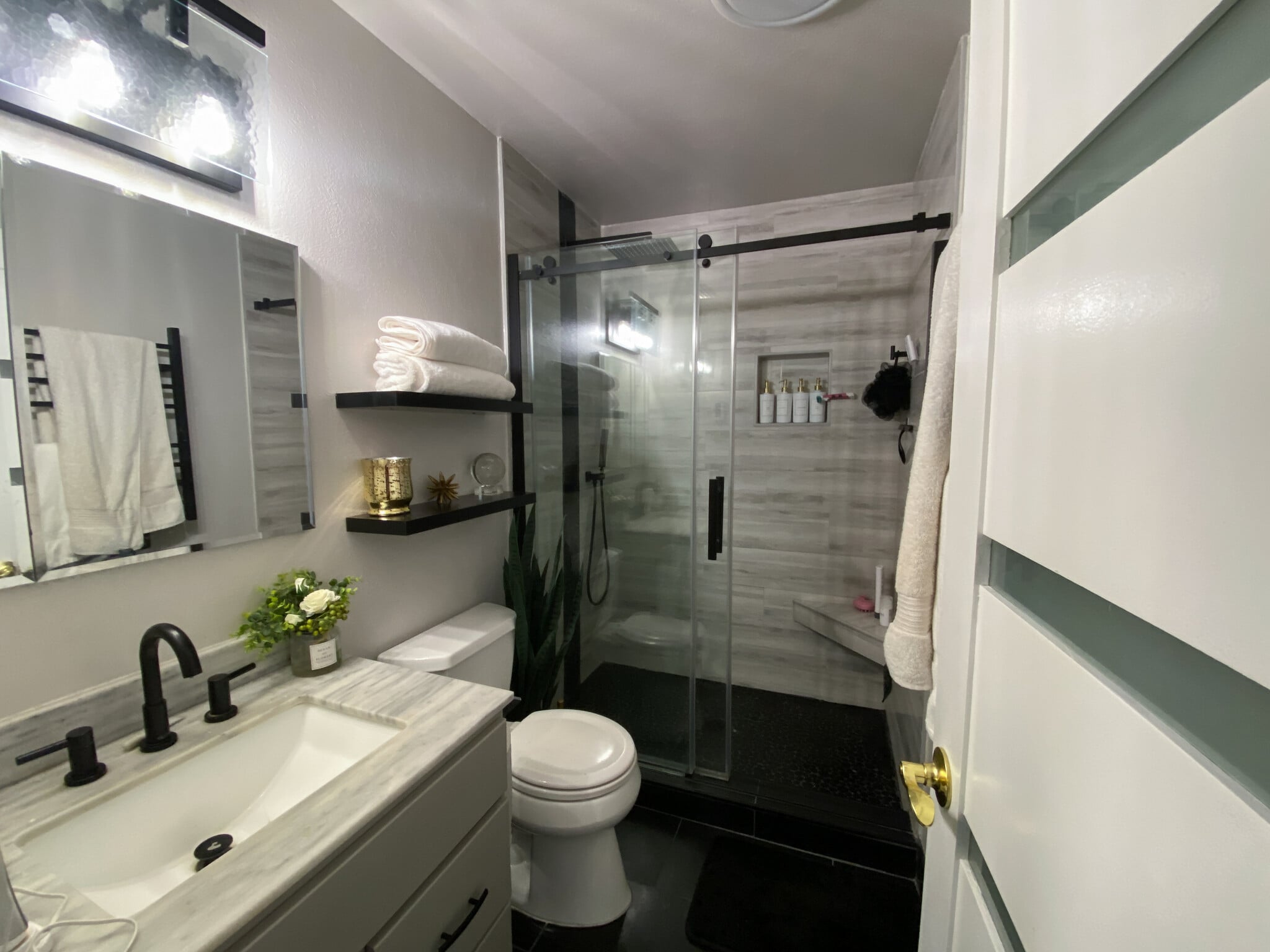 En-suite bathroom - 18350 Hatteras St