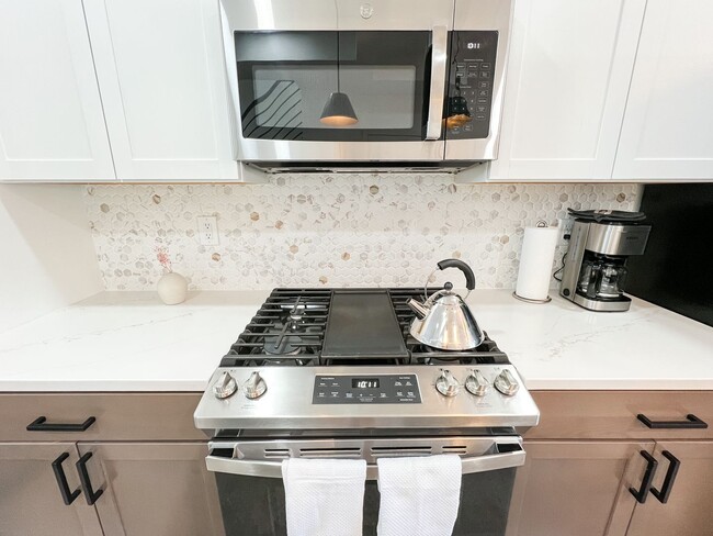 Building Photo - RENOVATED TOWNHOME WITH DECK BY METRO