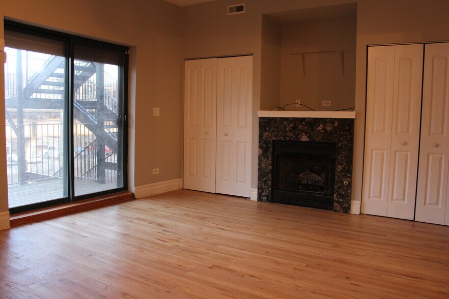 large Master Bedroom with Fireplace, two closets and dual sink vanity with separate shower and jacuzzi tub. - 4541 s prairie ave