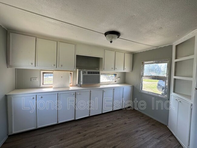 Building Photo - 8086 Heck Dr