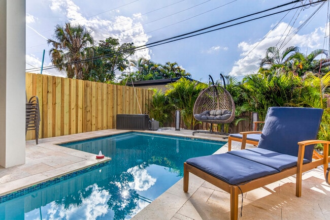 Building Photo - 1121 NE 17th Ave