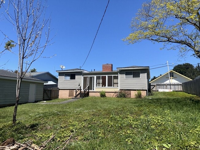 Building Photo - Pet-Friendly 3/2 Home Has A Spacious Layout & Recent Renovations Throughout!