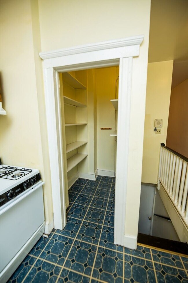 Building Photo - 2026/2027 JHU Off-Campus Charles Village 3bd/1ba Rowhouse w/ W/D!! Available 6/9/26