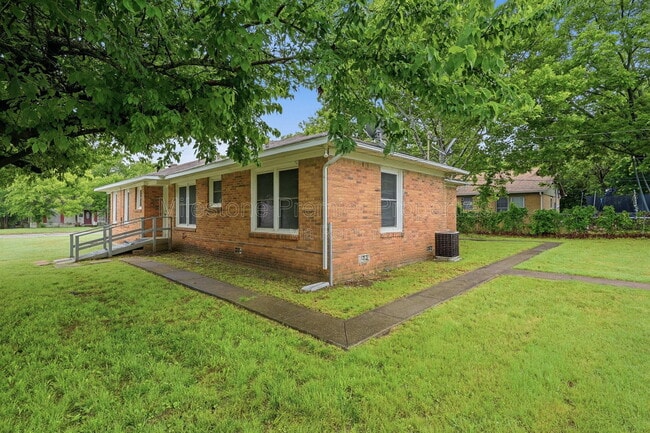 Building Photo - 1701 W Elm St