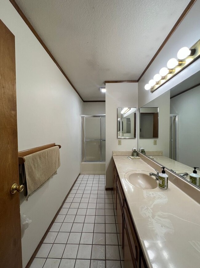 Building Photo - 3 Bedroom 2 Bathroom House with RV Parking...