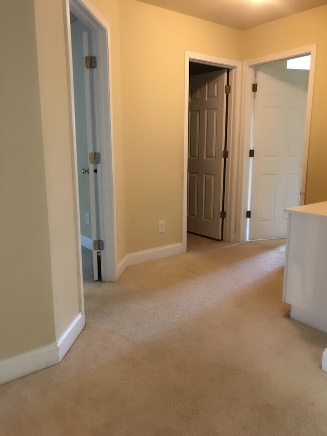 Building Photo - 535 Roland Manor Dr
