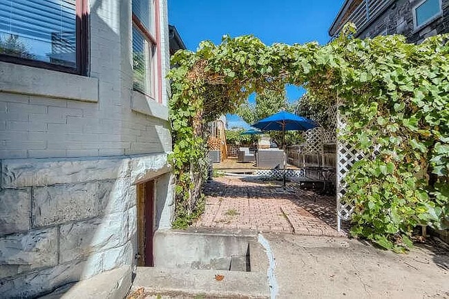 Building Photo - 3247 W 19th Ave