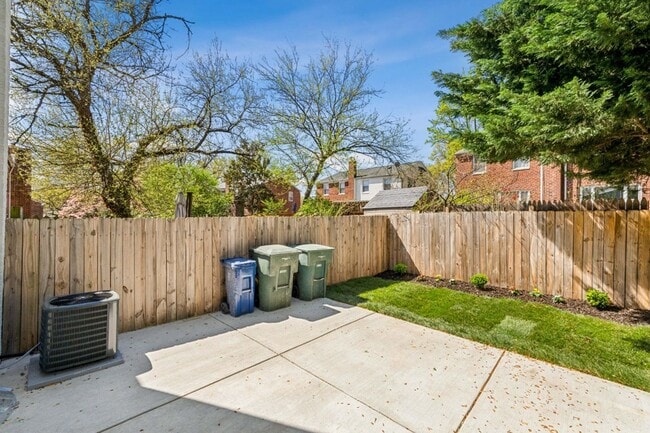 Building Photo - Charming 3 Bed 2.5 Bath Interior Townhome ...