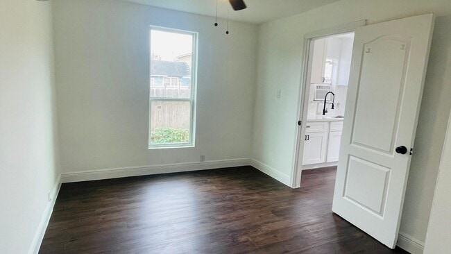 Building Photo - 413 N Live Oak St