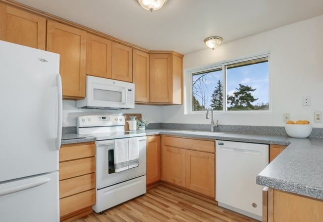 Building Photo - Beautifully Updated 4BR Split-Level Home i...