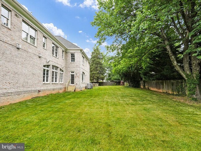 Building Photo - 2233 Van Buren Ct