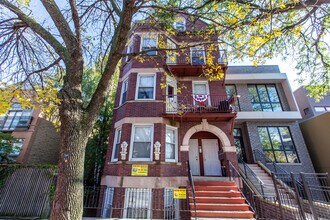 Building Photo - Massive 4bed/2bath DUPLEX in the HEART of Bucktown/Wicker Park! In-Unit Laundry! Central Air!