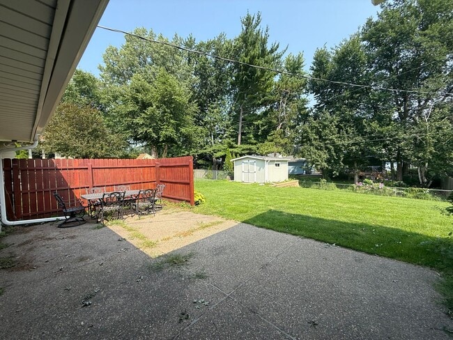 Building Photo - Modern 4 bed 2 Bath Split Level Single Fam...