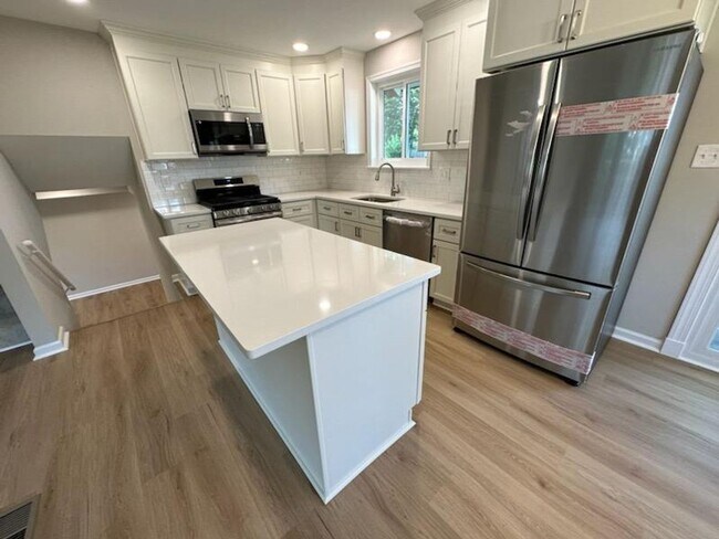 Building Photo - Immaculate 3 BD 2 BA Detached Home with Ga...