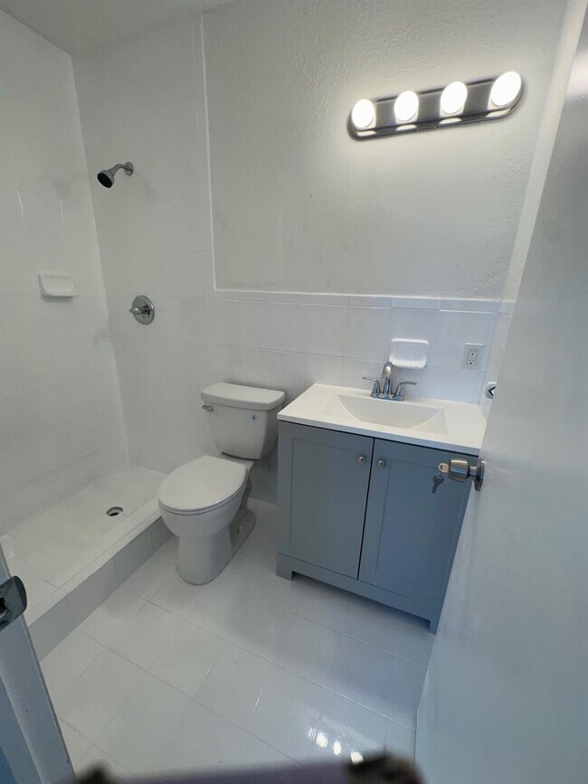 Building Photo - 4051 NE 4th Ave