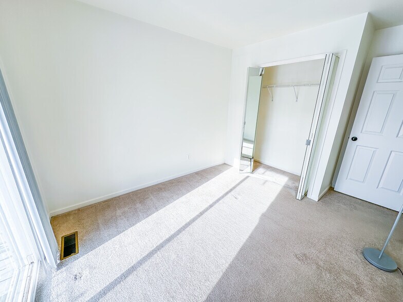 Building Photo - 1872 Lindsay Ln